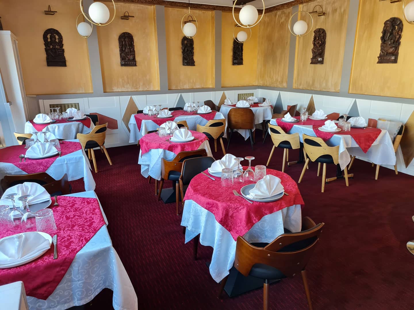 À 2 minutes de la gare d’Épernon, parking facile à proximité immédiate.